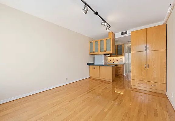 3rd image of 4544 Vernon Blvd APT 3R