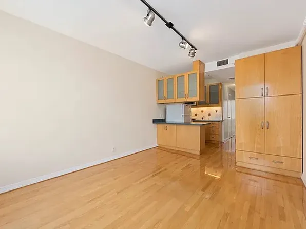 45-44 Vernon Boulevard 2 image 3 of 10