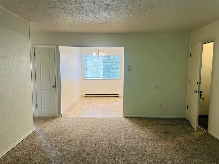 2424 SE 49th Ave — Photo 3