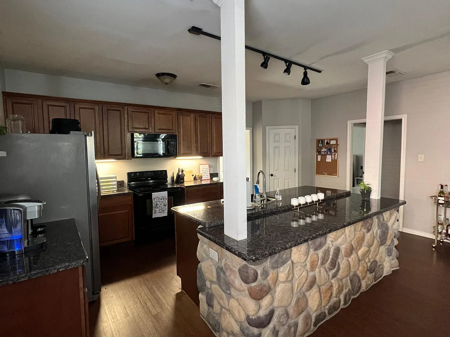 4 bed, 4.5 bath, 2387 sqft, $4,000 — Photo 4