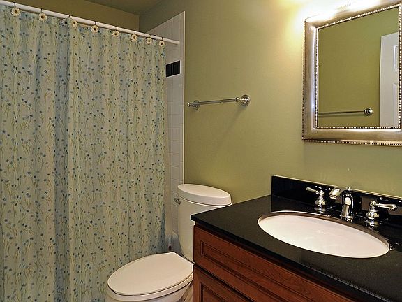 4th image of 834 W Buckingham Pl #2E