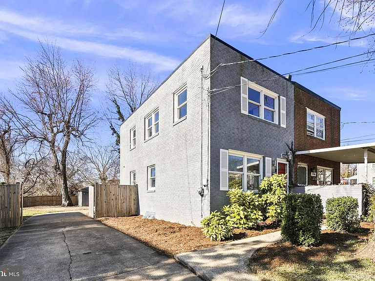1936 N Dinwiddie St — Photo 24