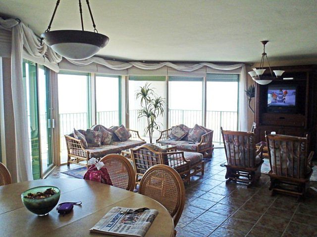 2nd image of 906 Padre Blvd