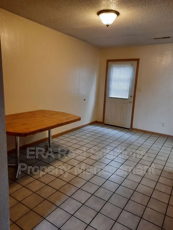 2 bed, 1.5 bath, 3264 sqft, $885 — Photo 4