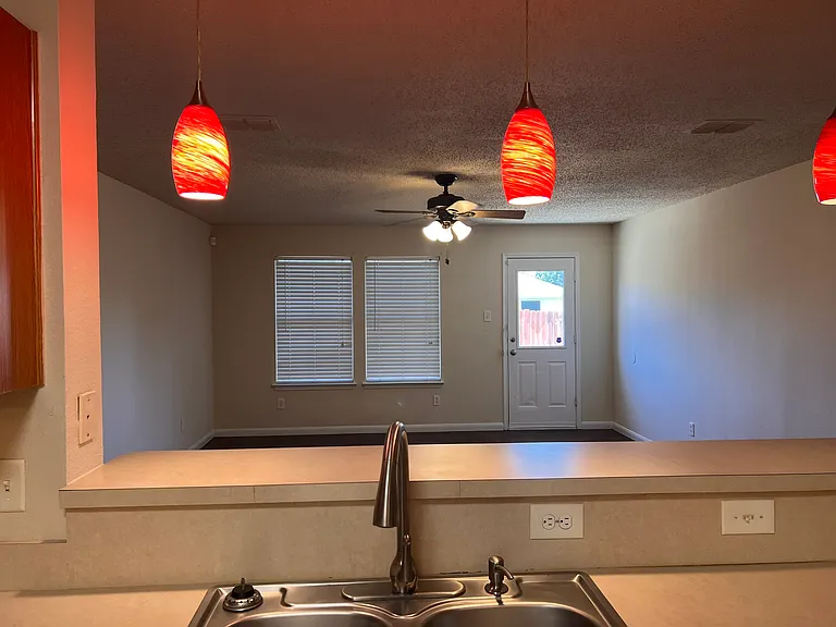1017 Alexandria Dr — Photo 4