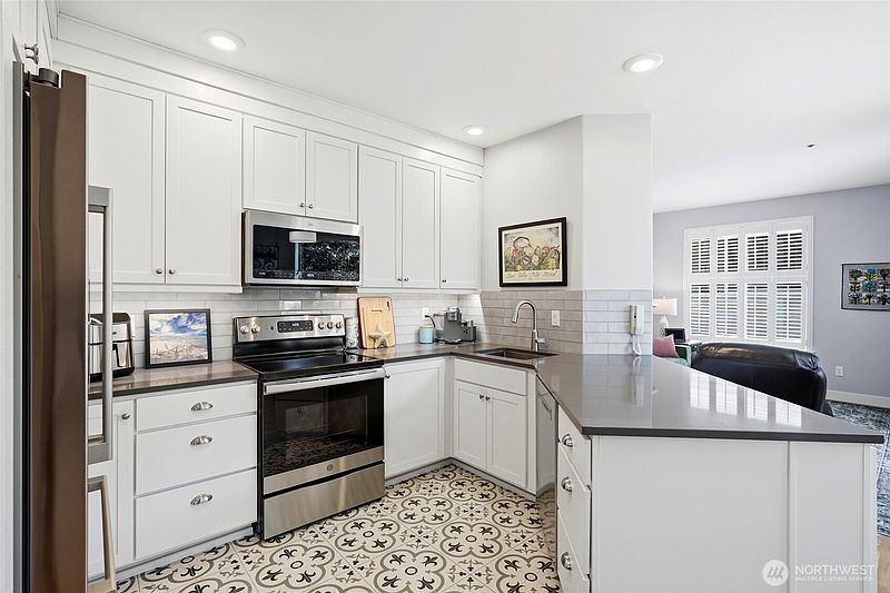 4th image of 3501 Colby Avenue #313