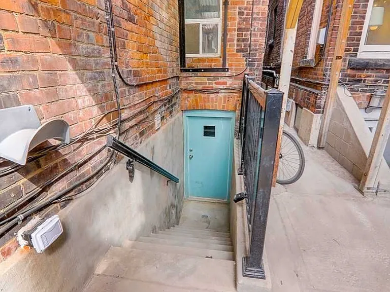 454 Markham St #LOWER — Photo 21