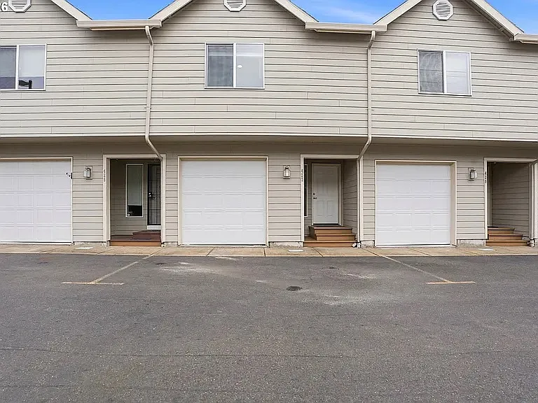 427 Harris Ln — Photo 3