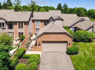 37520 Amber Dr, Farmington, MI 48331