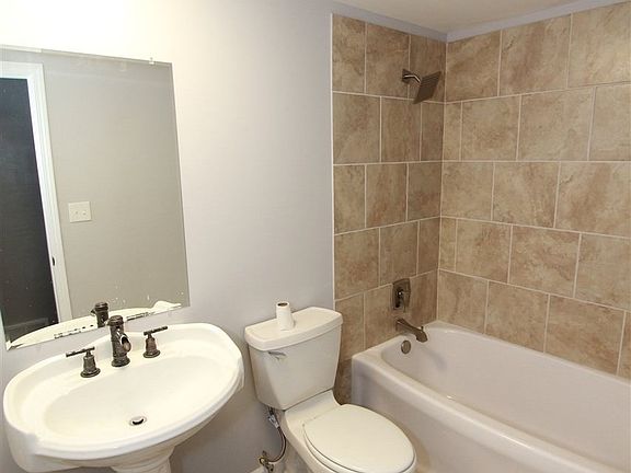 3rd image of 9 Airview Dr