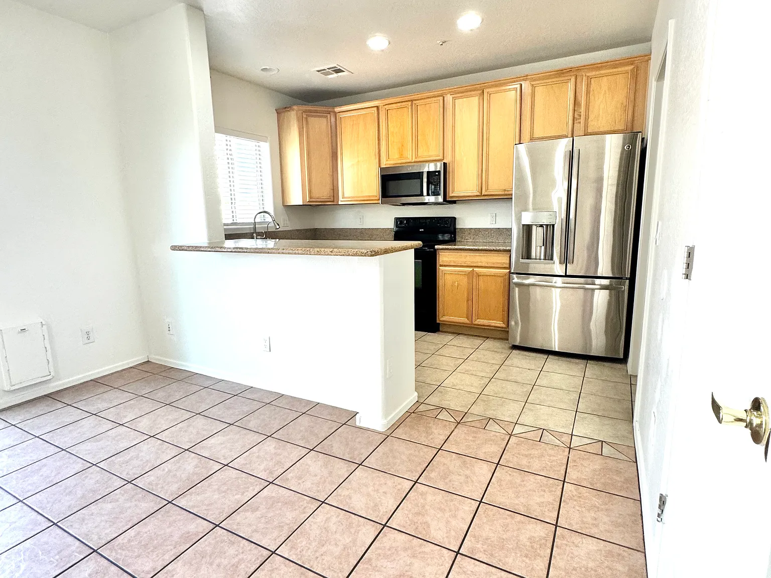 3 bed, 2.5 bath, 1275 sqft, $1,800 — Photo 3