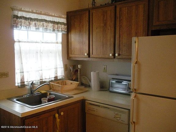 4th image of 37D Cambridge Ct #100D