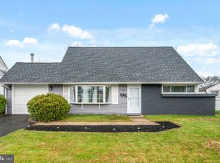 86 Indian Red Rd, Levittown, PA 19057