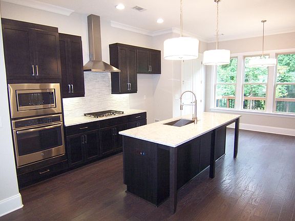 5th image of 2124 Pembroke Dr