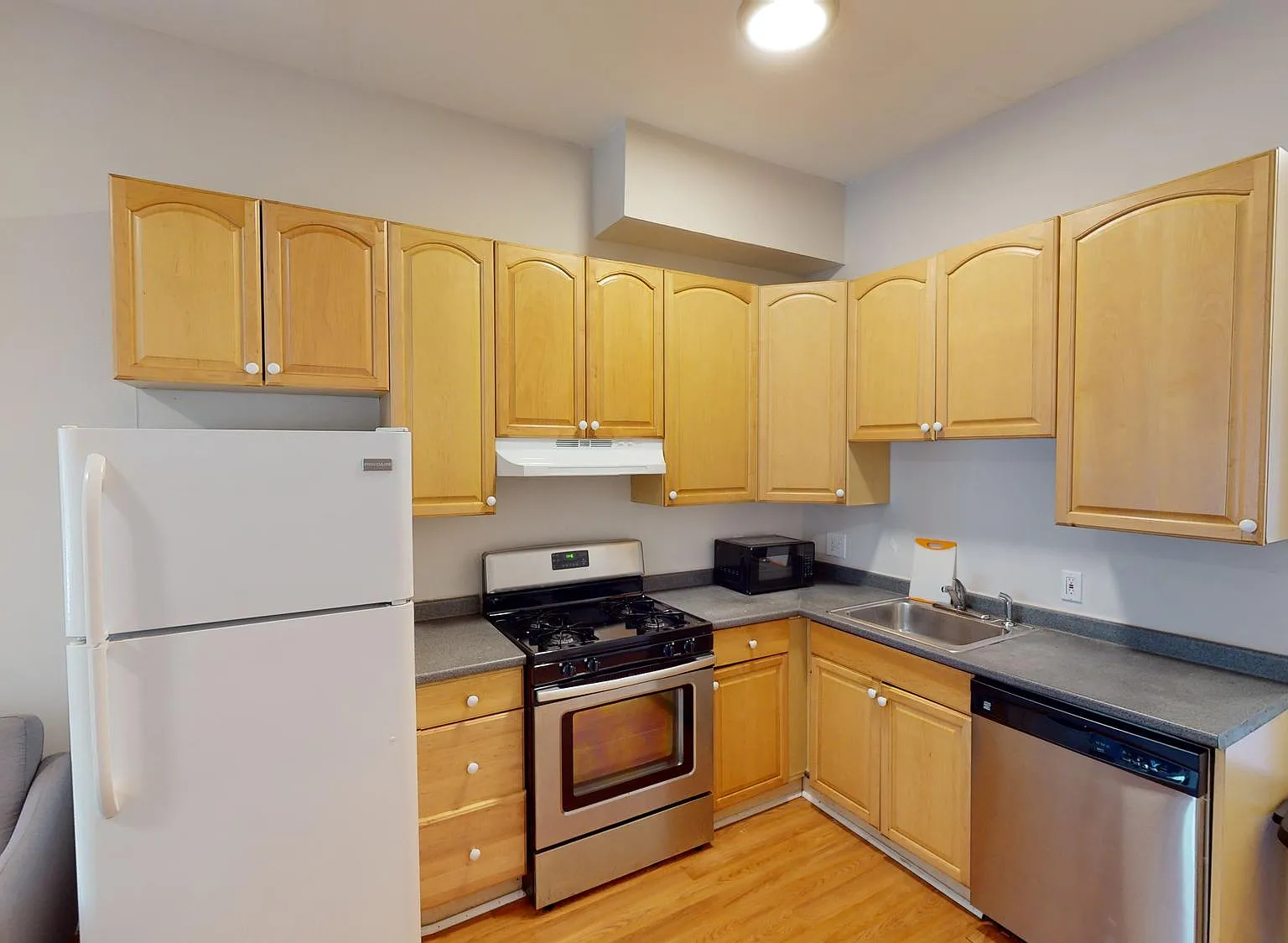 3 bed, 9999 sqft, $4,200 — Photo 2