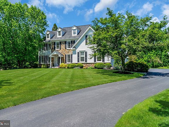 2nd image of 1734 Chantilly Ln