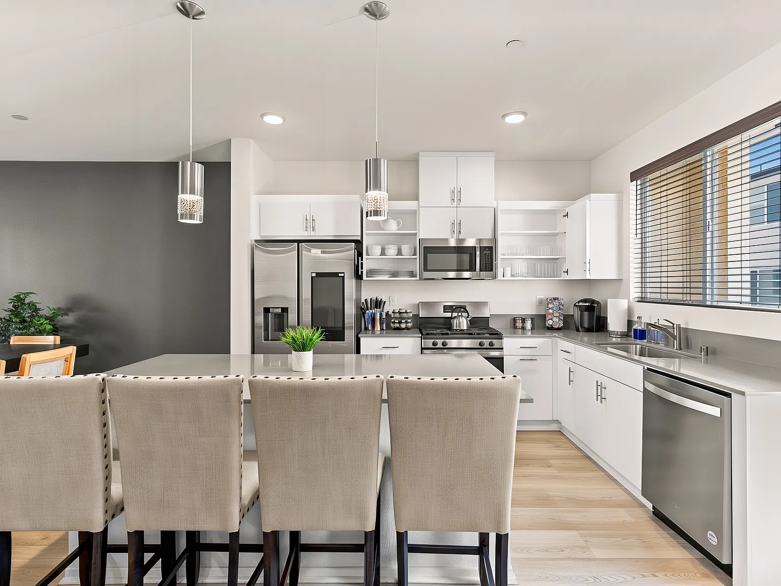 3 bed, $6,999 — Photo 2