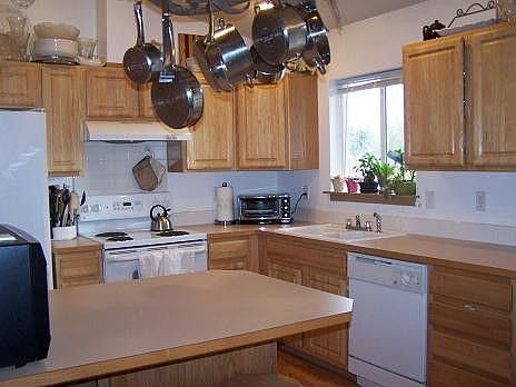 Oak cabineted kitchen is like brand new!