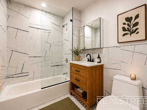 4th image of 1439 Lincoln Pl #2H