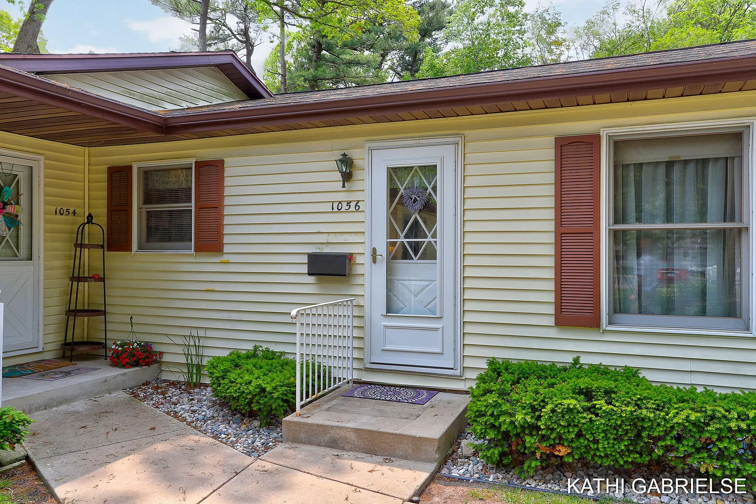 1056 Walnut Grove Dr photo 1