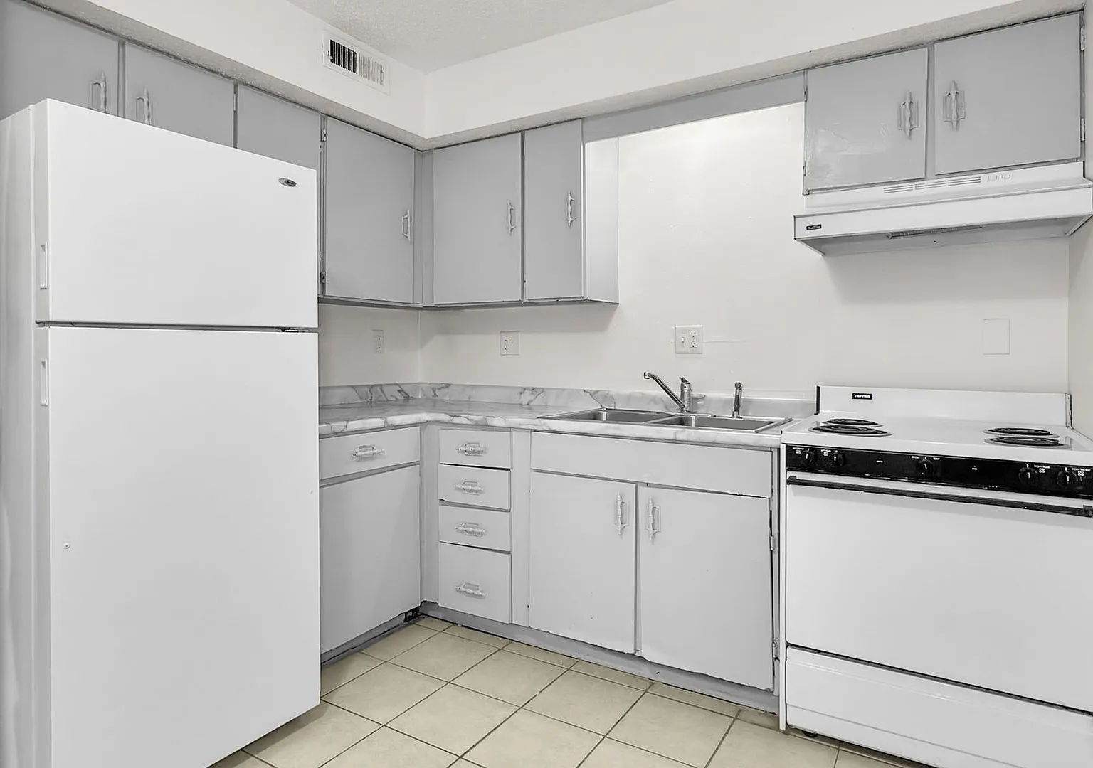1218 SE Belmont Drive — Photo 2