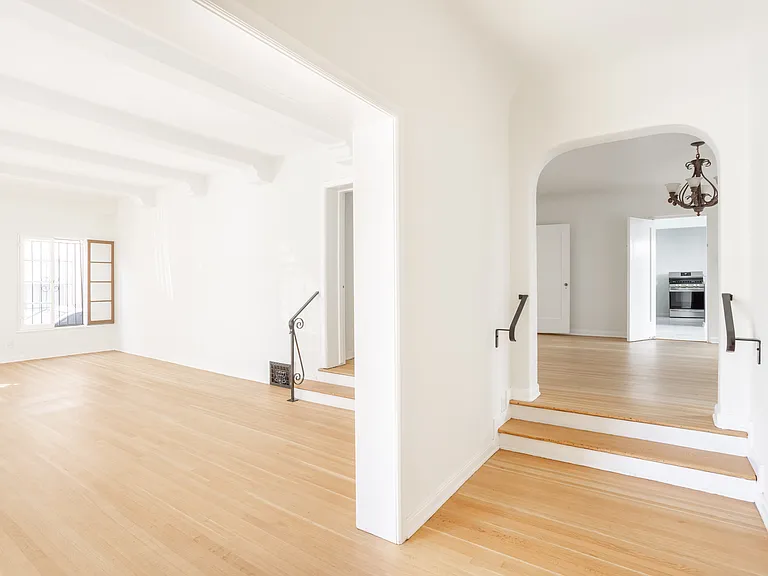 165 S Mansfield Ave — Photo 3