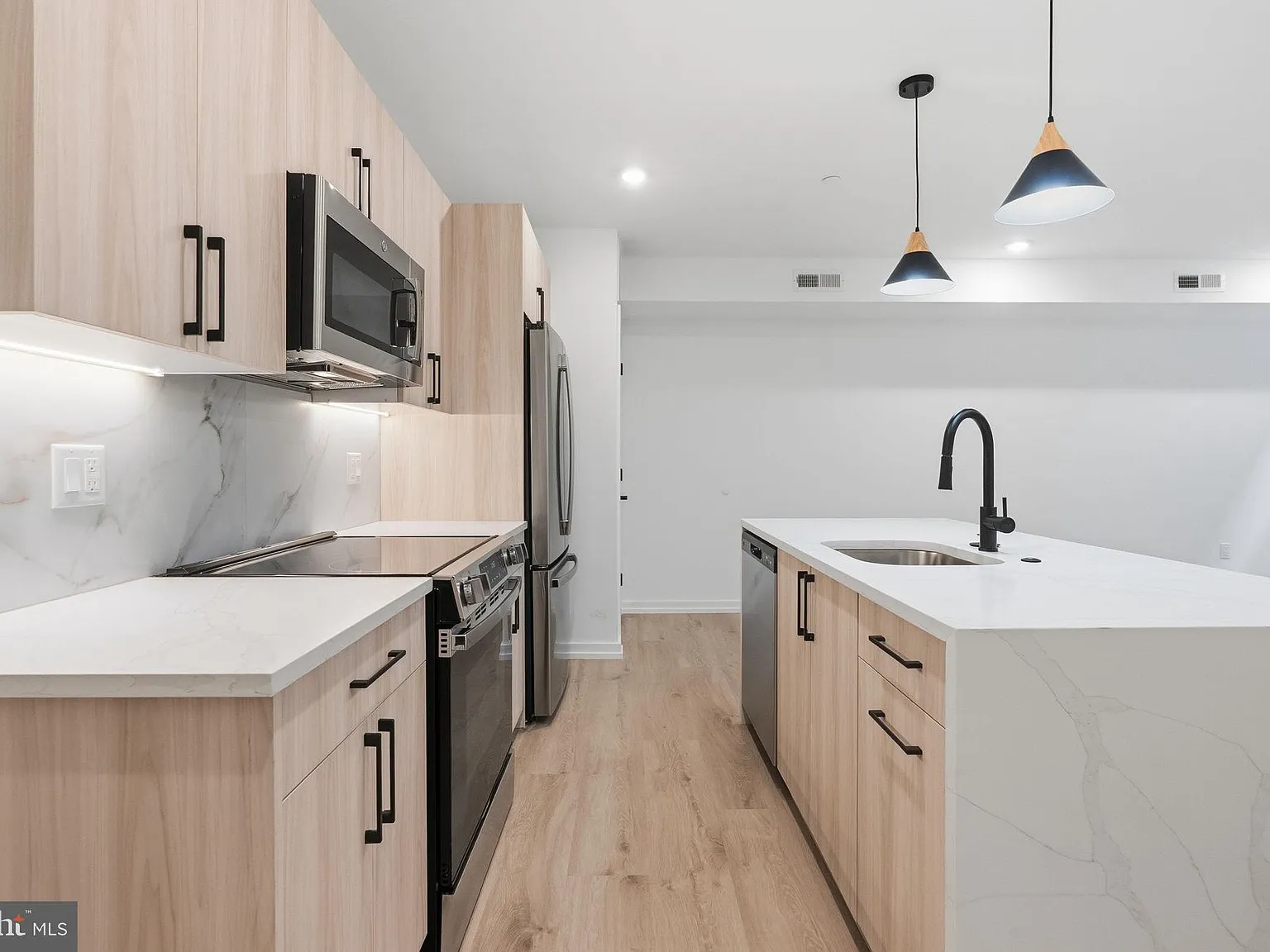 1 bed, 1.0 bath, 650 sqft, $1,900 — Photo 3