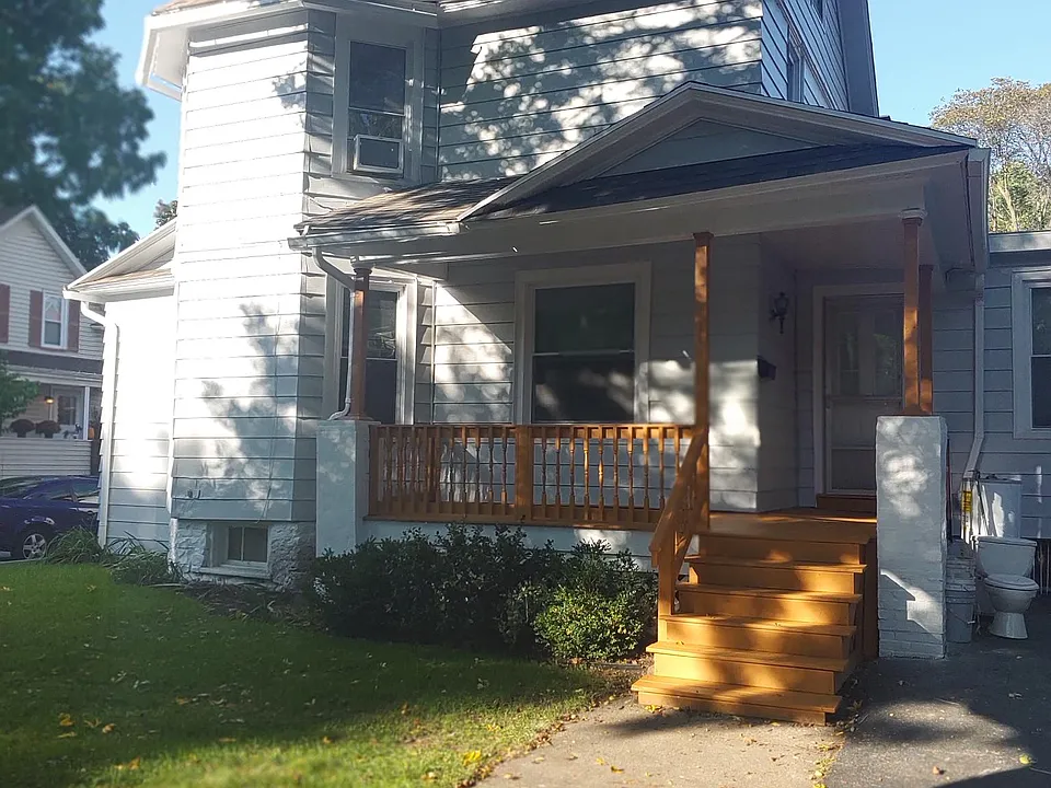 140 Richard St #1