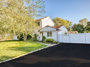 2202 Race Ave, Medford, NY 11763