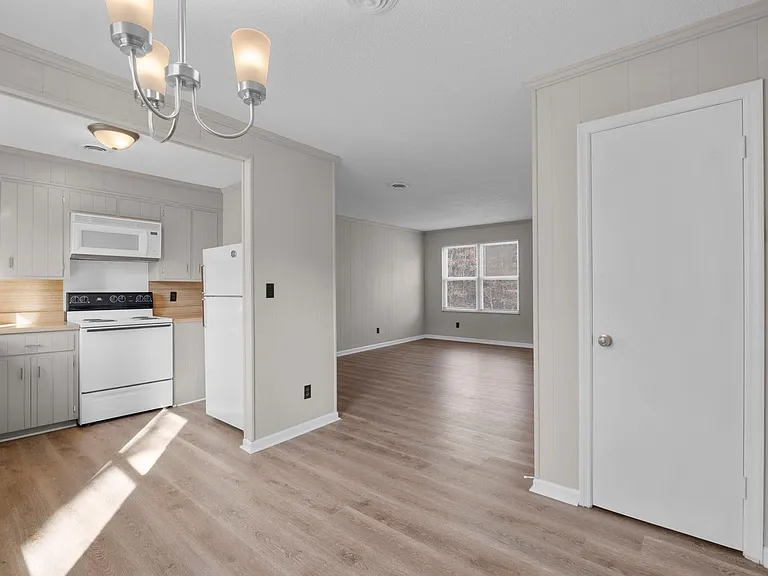 Sunset Manor Apartments — Photo 25