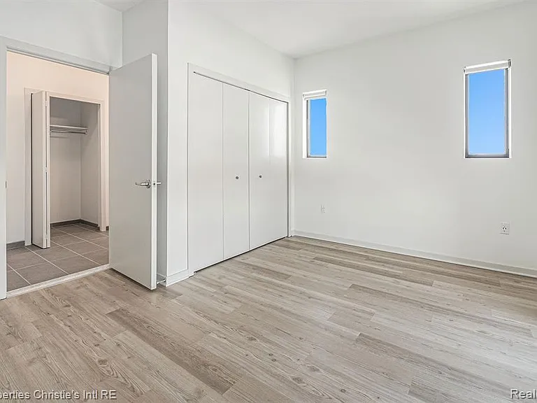 7410 Kercheval St #212 — Photo 12