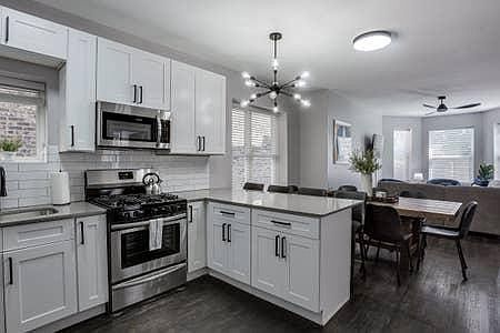 2nd image of 1606 W Waveland Ave #1A
