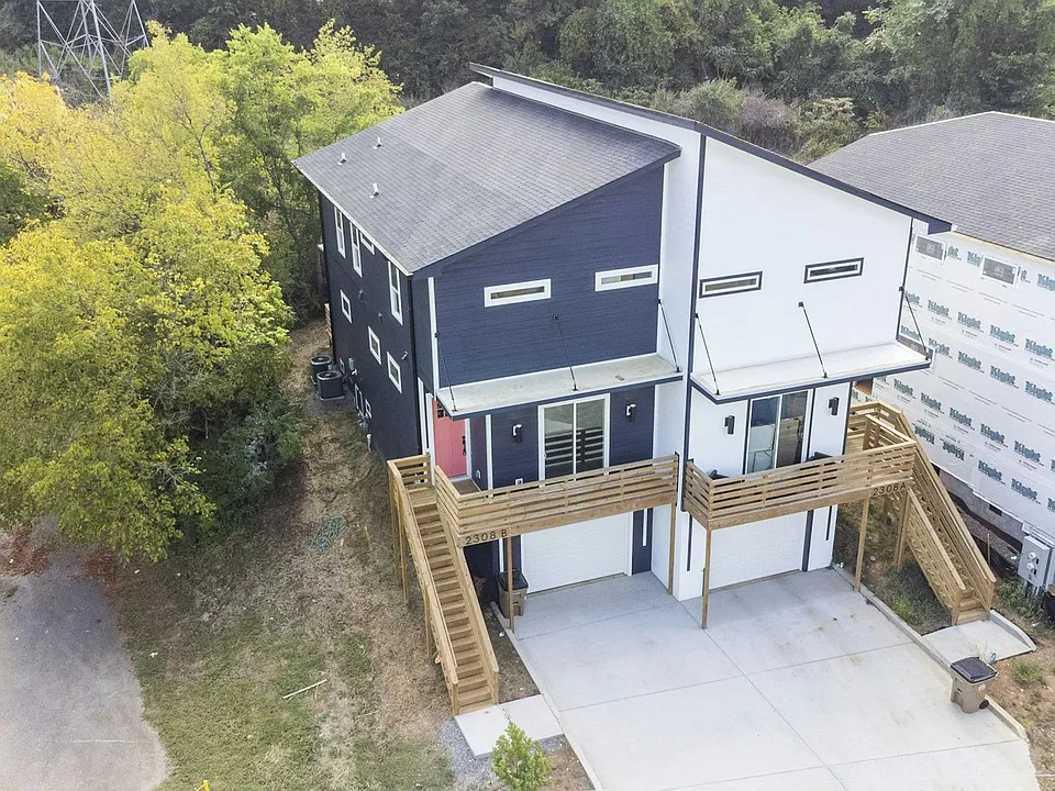 2308 Lloyd Ave