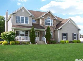 4 Camden Ct, Medford, NY 11763
