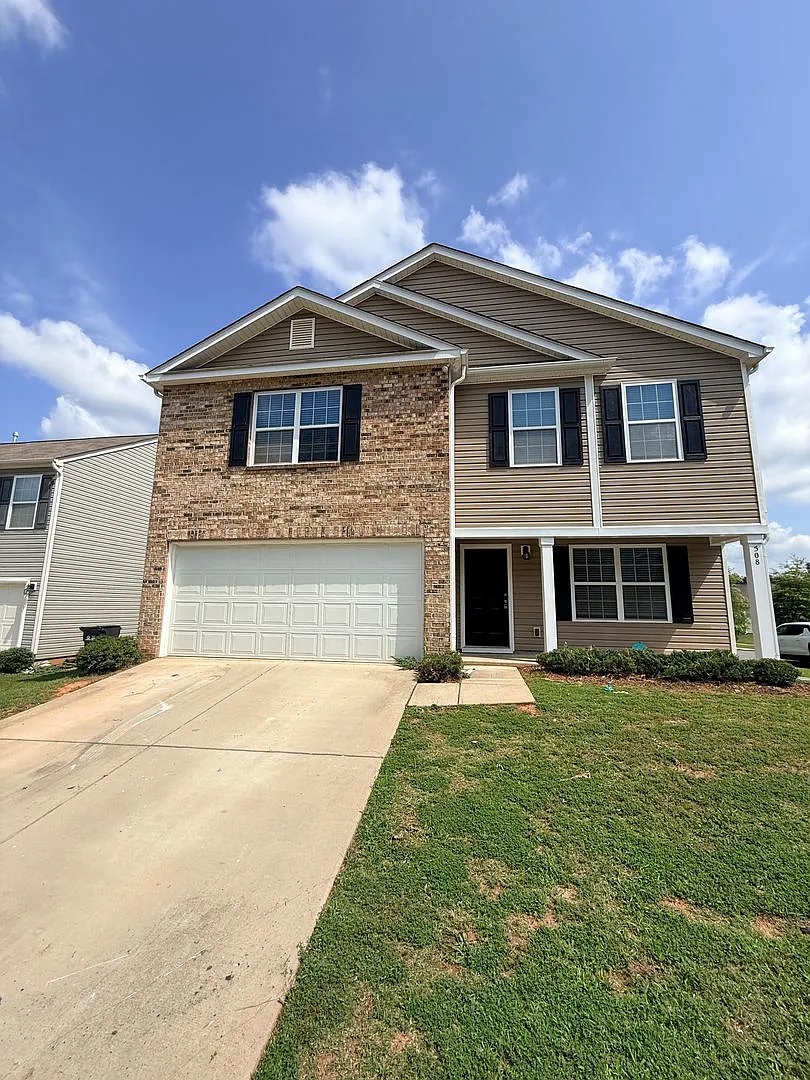 Beautiful Home minutes from the airport! — Photo 1