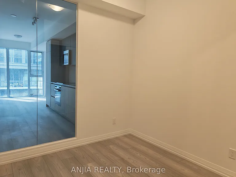 400 King St W #621 — Photo 9