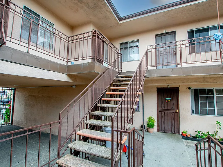 Figueroa Street Apartments — Photo 10