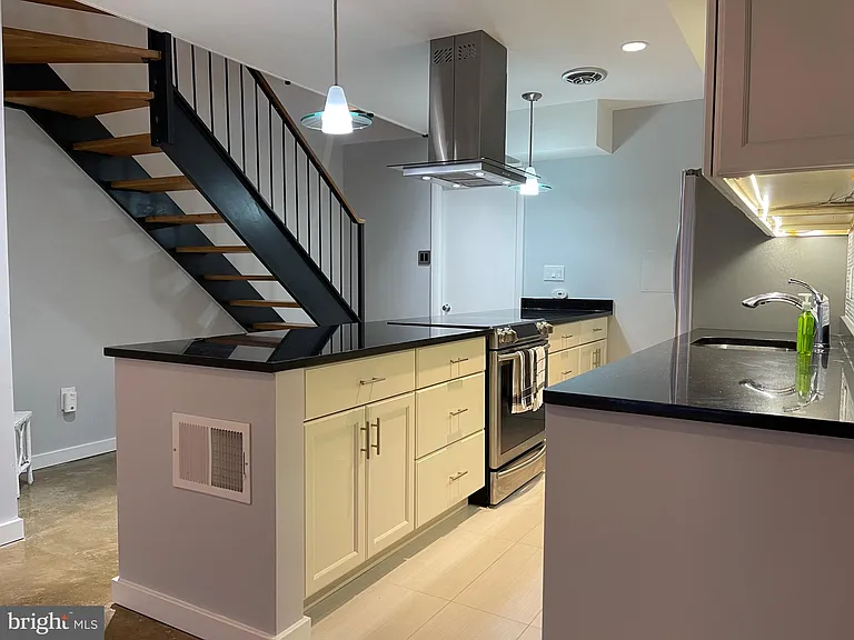 457 N St SW — Photo 12