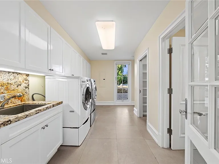 1049 Oak Grove Pl — Photo 29