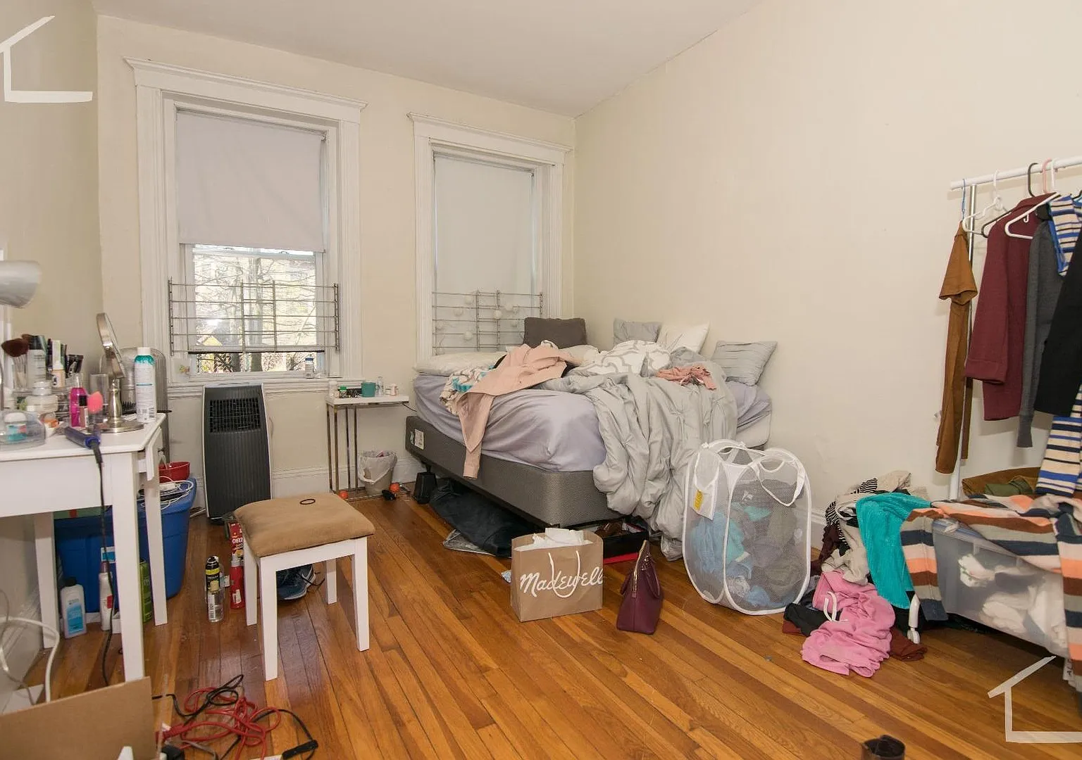 No Brokers Fee, Large Fully Renovated Unit, heat, Hot Water Included,, Eat-in Kitchen, Steps from... — Photo 3