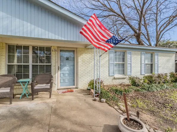 208 Bowles Dr, Hurst, TX 76053