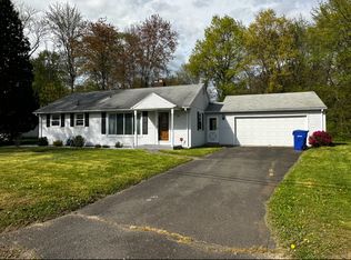 28 Cottage Grove Cir, Bloomfield, CT 06002