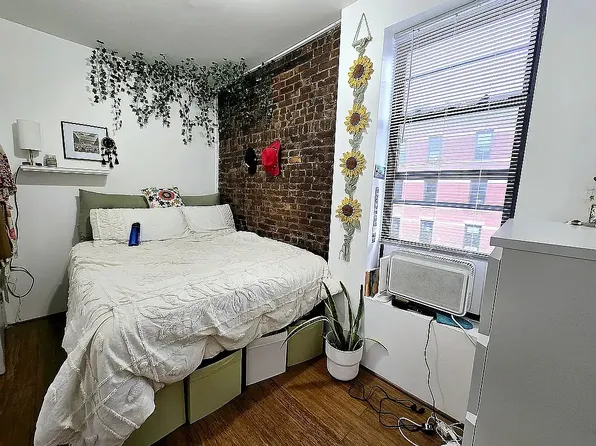 412 Douglass Street image 7 of 15