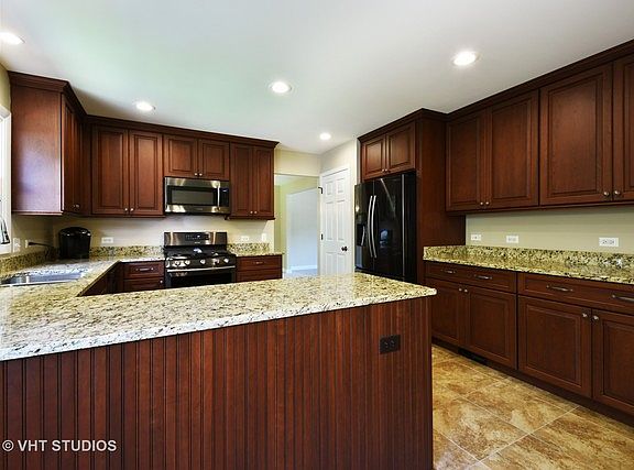 4th image of 320 Castlewood Ct