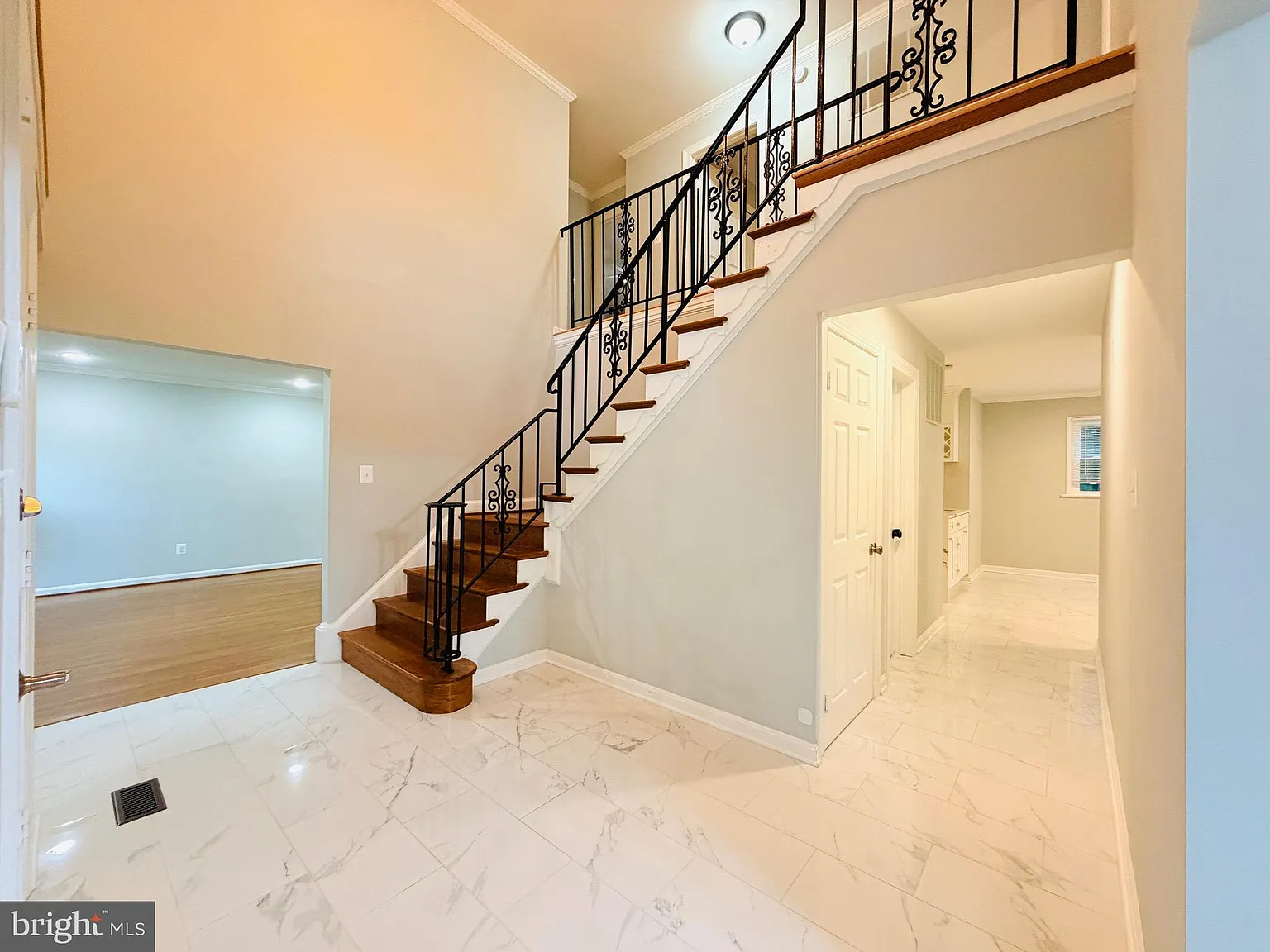 6 bed, 4.5 bath, 3958 sqft, $6,495 — Photo 3
