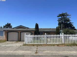 906 Stillwater Dr, Coos Bay, OR 97420