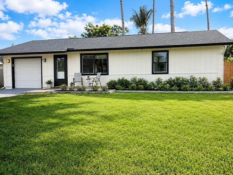 1086 SW Sarto Ln — Photo 1