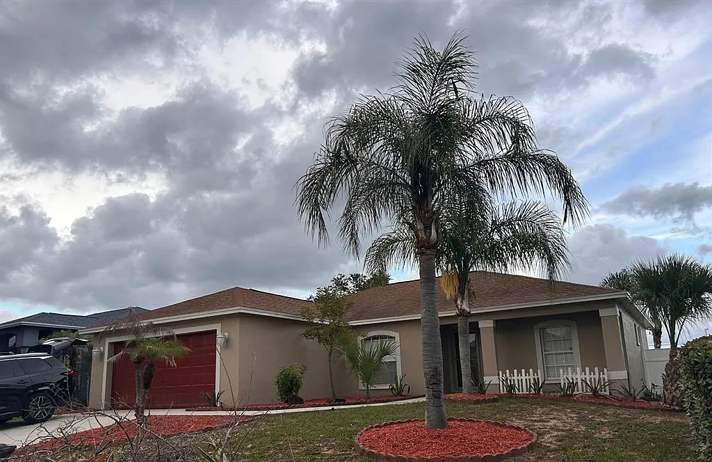 3 bed, 2.0 bath, 1455 sqft, $1,900 — Photo 2