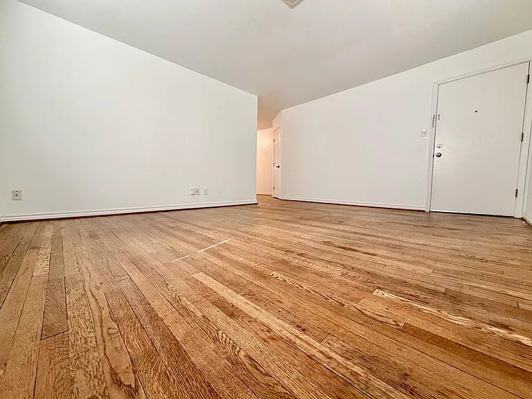 2126 Banks St #2 — Photo 14