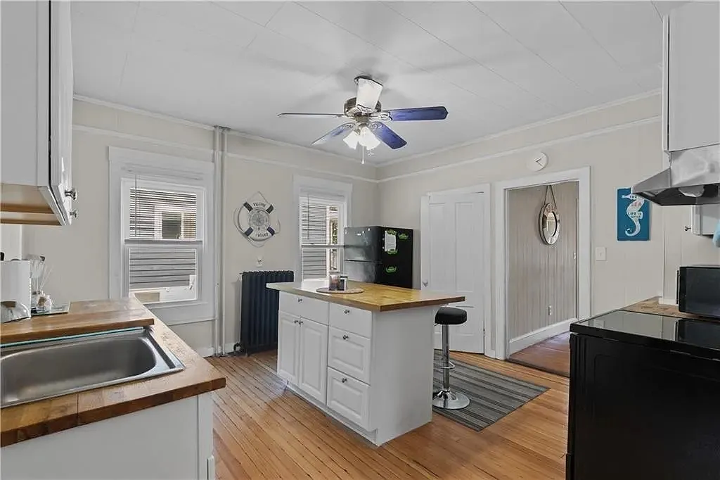 16 Dean Ave - 2 — Photo 2